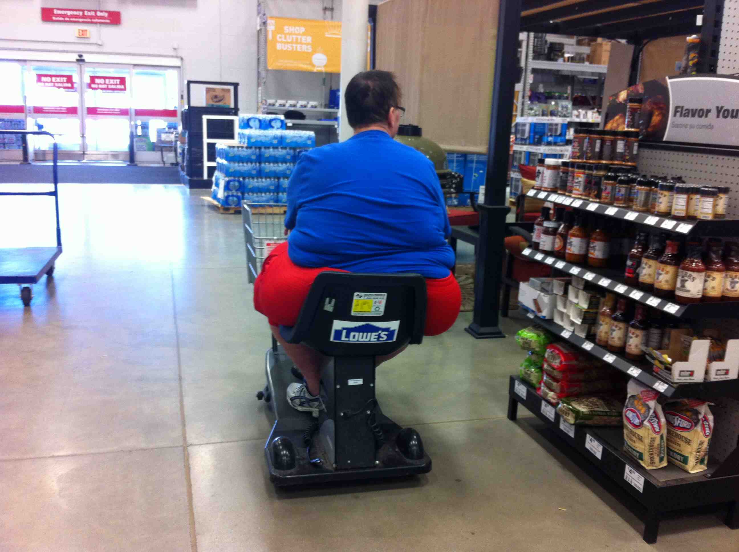 Images Wikimedia Commons/21 ParentingPatch Obese_Man_in_Motorized_Cart_at_Lowe's.jpg